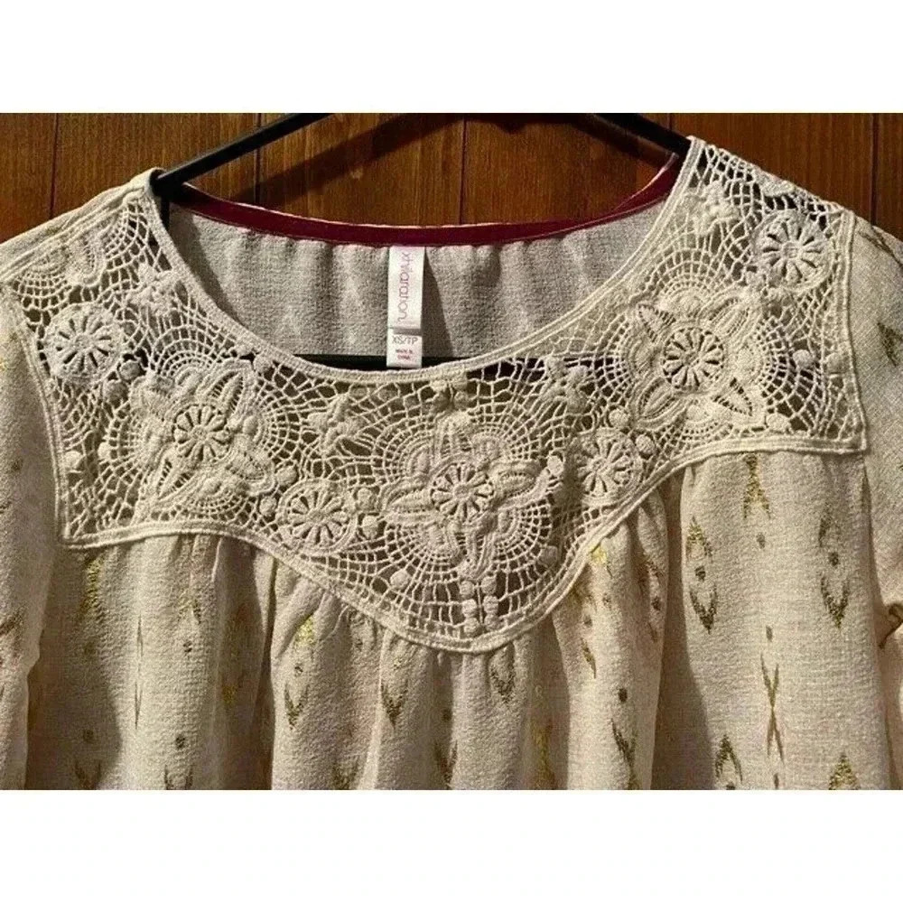 XHILARATION XS CREAM TOP WITH CROCHET AROUND NECK